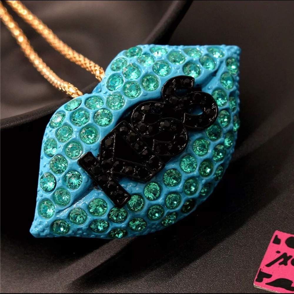BETSEY JOHNSON~  KiSS Necklace/Pendant